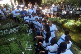 No Bairro Educador, alunos e professoras da E.M. José Linhares sobem a Comunidade do Cantagalo na Trilha Educativa