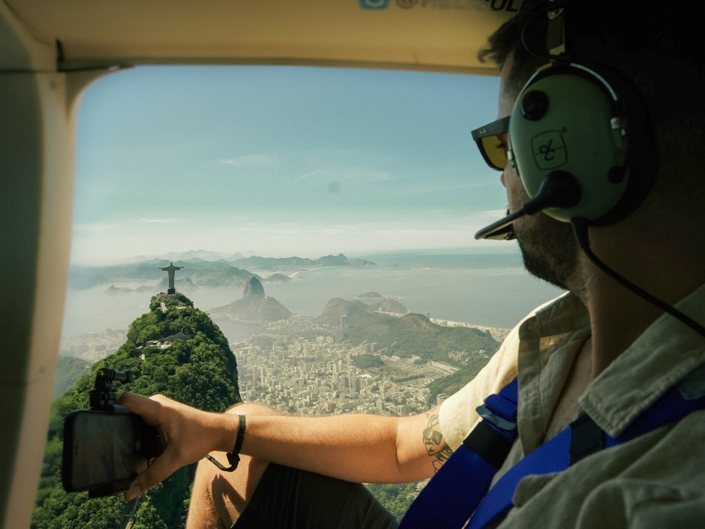 Adolescentes do projeto TV Novo Degase fazem voo panorâmico no Rio de Janeiro