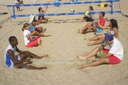 Palestra desperta interesse de alunos do Instituto Bennett sobre a modalidade de Volei Sentado de Praia