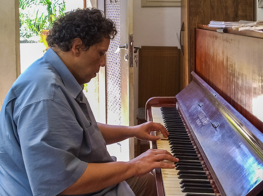 Morador da Residência Terapêutica cultiva música como instrumento de autonomia